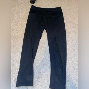 Size small black cropped leggings